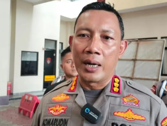 Potret Polisi menjelaskan perihal Demo di Patung Kuda, Jakarta.