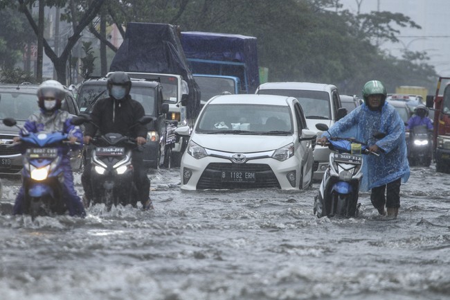 Jalan Margonda Raya Depok Tergenang Usai Hujan Deras