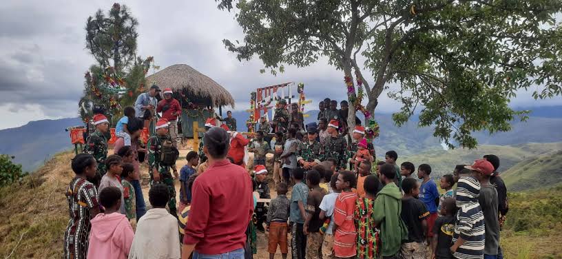 Potret TNI dan Masyarakat saat Sambut Peryaan Hari Natal 2022 (intra62.com/DA)