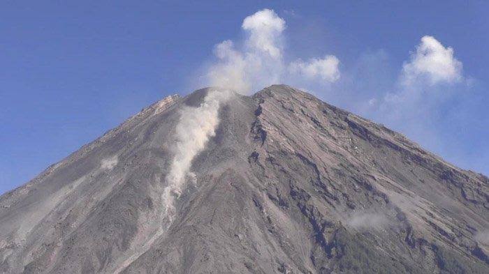 Potret Gunung Semeru yang mengeluarkan Lava Pijar