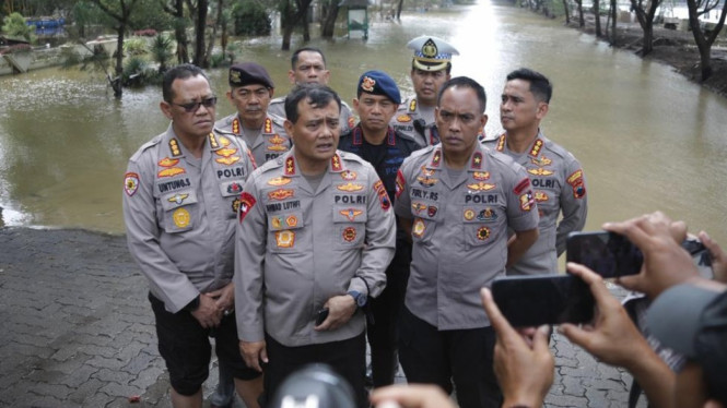 Potret Kapolda saat meninjau banjir di Kota Semarang (intra62.com/DA)