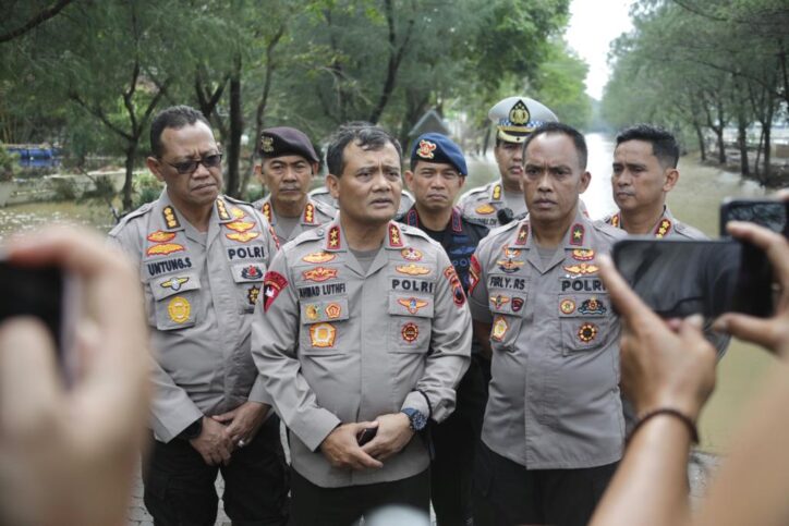Potret Kapolda Jateng saat banjir di kota Semarang (intra62.com/DA)