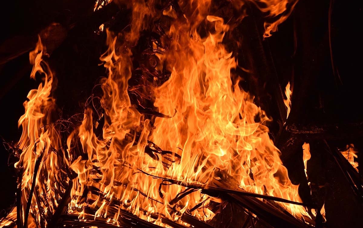 Kebakaran Pabrik Kobaran api