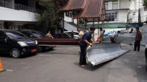 Potret angin kencang terjang atap gedung kemuning gading di Komplek Balaikota Bogor berterbangan