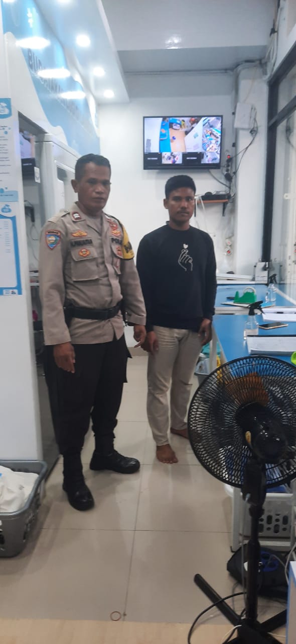 Terjadi Pencurian HP Bhabinkamtibmas Jatibening Lakukan Pengecekan Di Toko Laundry