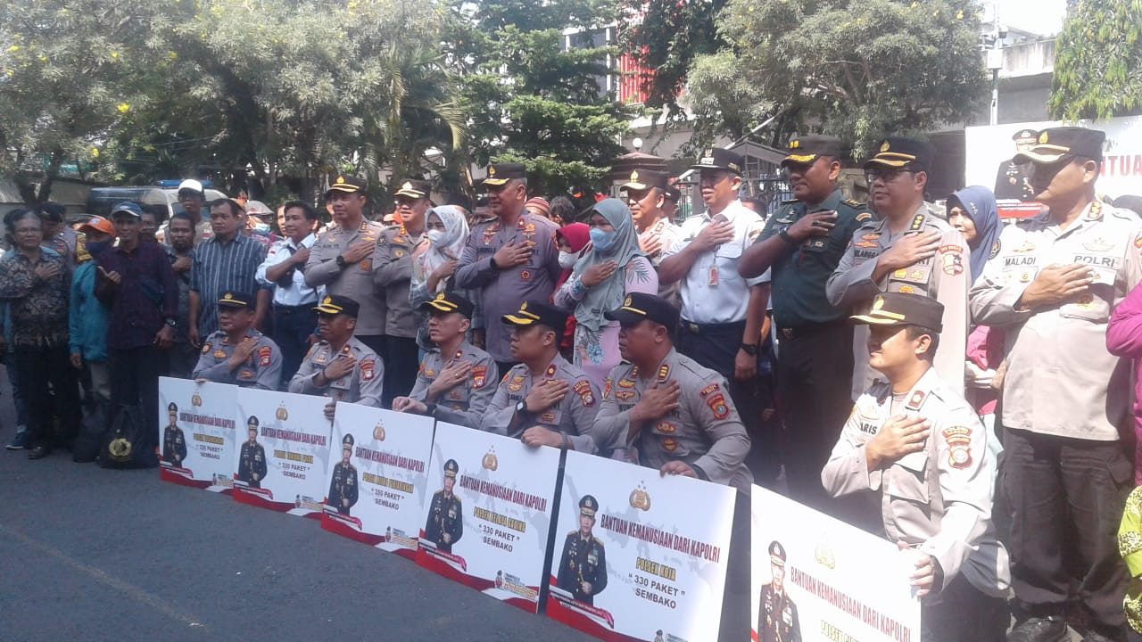 Paket sembako untuk masyarakat