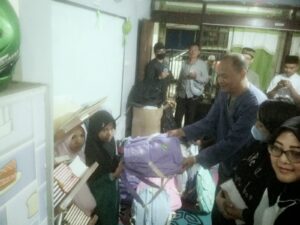 Potret suasana pembagian kepada anak yatim di bulan ramadhan