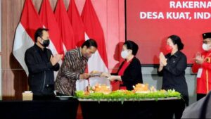 Momen Ulang Tahun ke-61, Presiden Jokowi Potong Tumpeng di Rakernas II PDI Perjuangan
