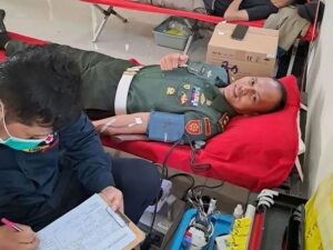 polisi militer angkatan darat sedang melakukan donor darah