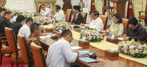 Menggelar Rapat Terbatas (ratas)