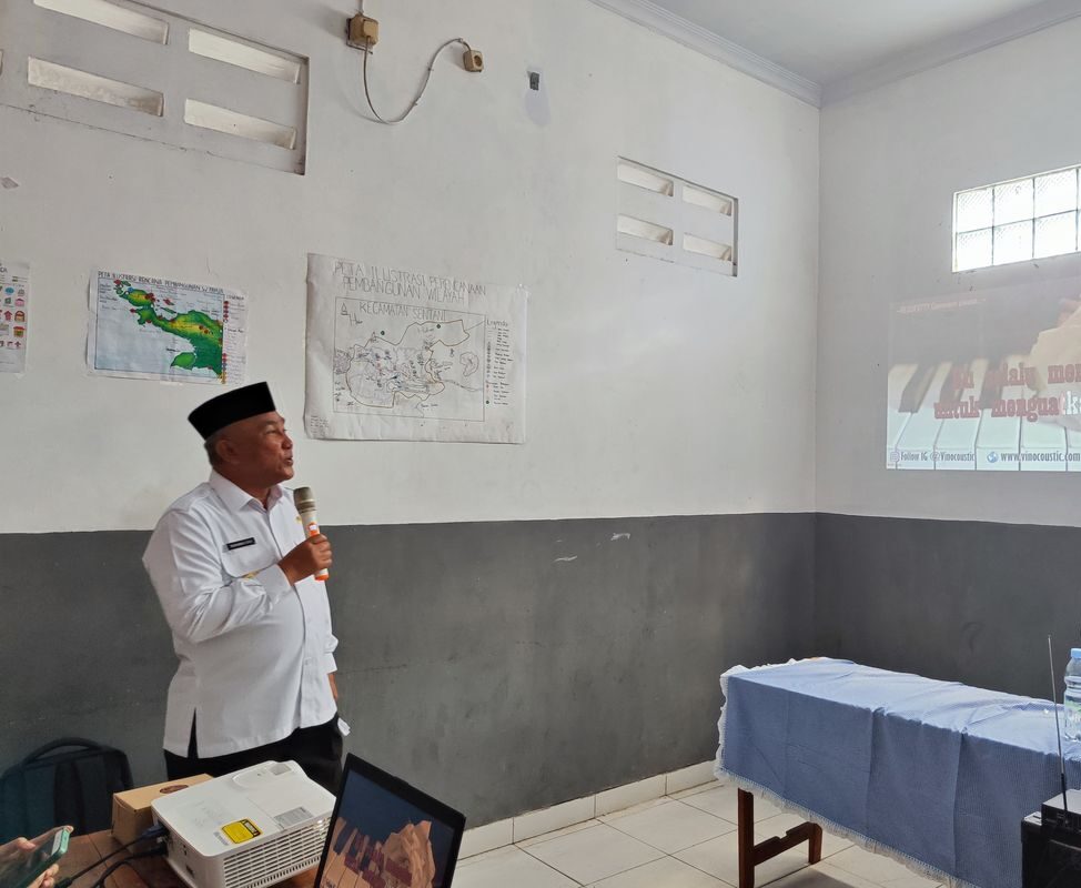 Wali Kota Depok Memberi