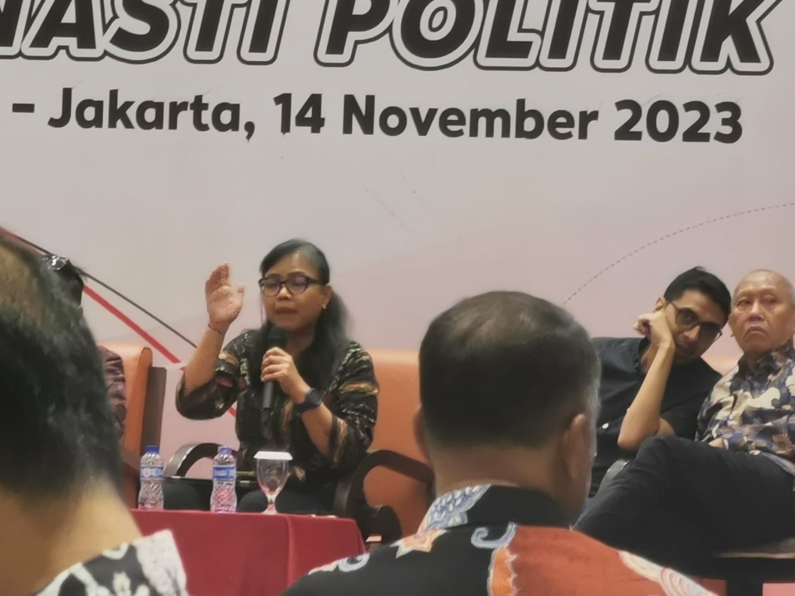 Pakar hukum tata negara Bivitri Susanti mengatakan kompas moral sedang diuji dan demokrasi harus diselamatkan dengan bersuara.