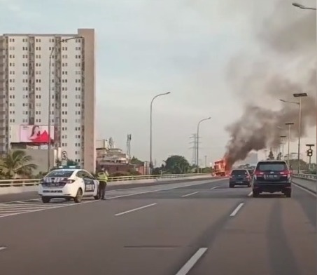 Truk Bermuatan Kertas