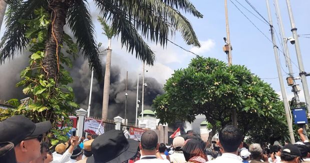 Massa APDESI Berdemonstrasi