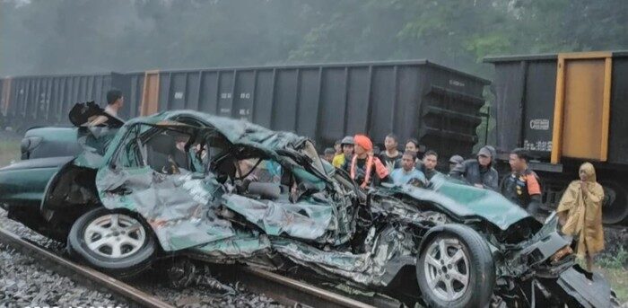 Mobil Sedan Ditabrak Kereta