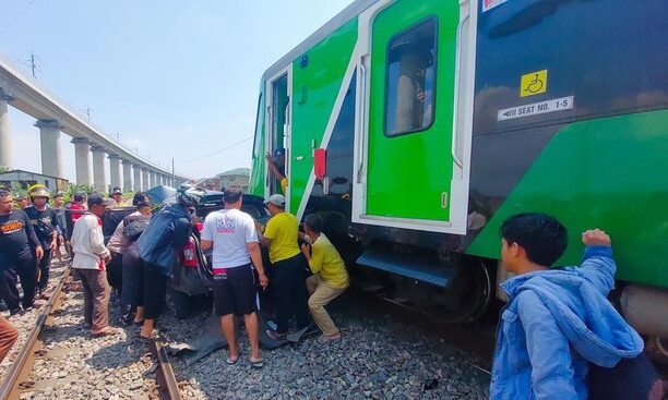 Kendaraan Bertabrakan Dengan Ka