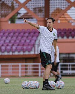 pelatih persebaya surabaya
