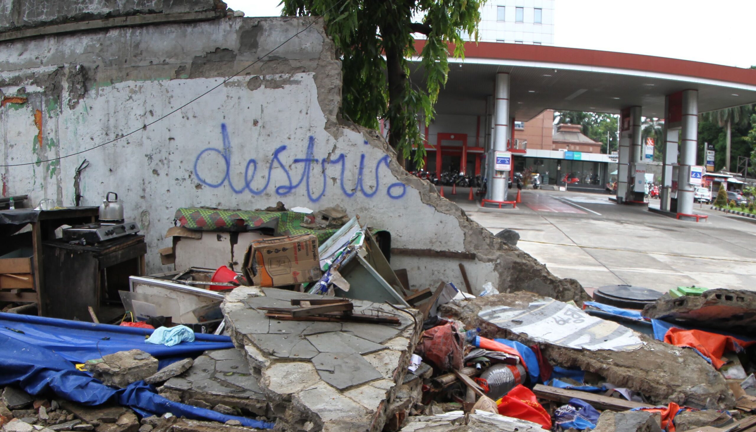 Tembok SPBU di Tebet