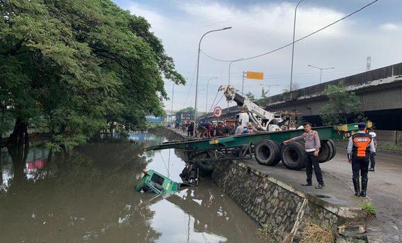 Kecelakaan Dua Truk di