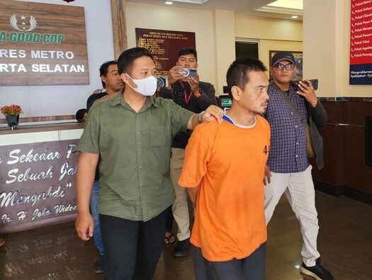 Pria Ditangkap Polisi di