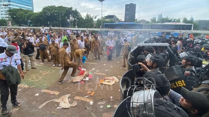 Demonstrasi Gabungan Kepala Desa Berakhir Ricuh