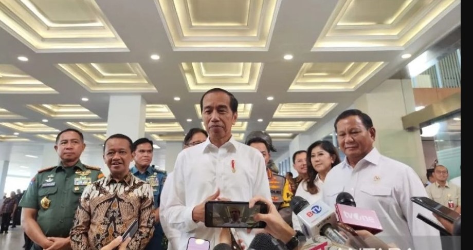 Jokowi Sebut Pertemuan dengan surya paloh untuk " Jembatan" . Pertemuan itu dibenarkan oleh Pihak Istana ,sebagai bentuk silaturrahmi biasa dan makan malam .