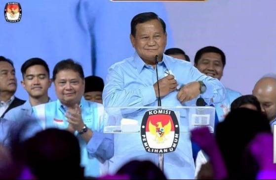 Rocky gerung ungkap Ojol saja tidak percaya Jika Prabowo Gibran menang hasil Quick count . Hal ini disampaikan pengamat rocky berbincang dengan pengemudi ojek online