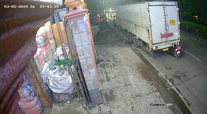 pengendara motor truk bekasi