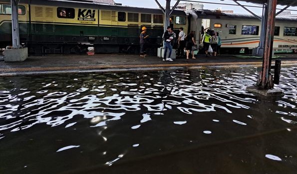 Perjalanan KA dibatalkan dan 14 dialihkan akibat Semarang Banjir