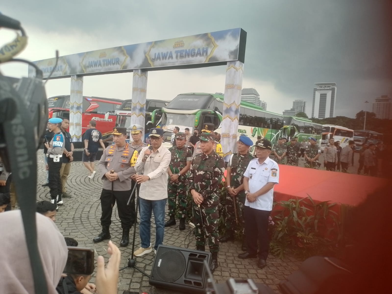 Kapolri Jenderal Listyo Sigit Prabowo melepas para pemudik yang tergabung dalam Mudik Gratis Polri Presisi Tahun 2024.