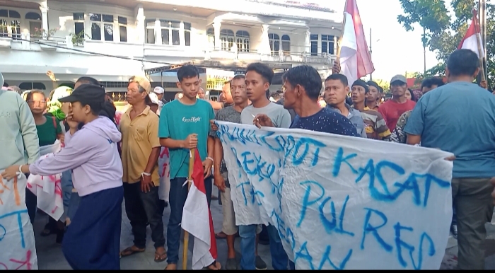 warga unjuk rasa demo