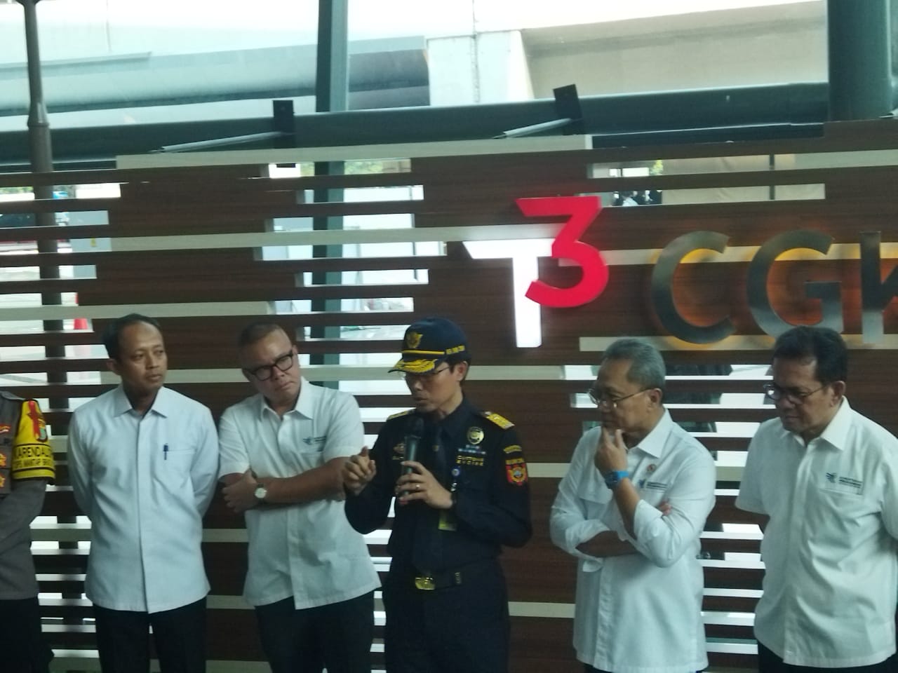 Mendag Zulkifli Hasan Sambangi Bea Dan Cukai Bandara SUTA