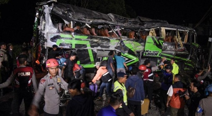 Adewiah, seorang pengajar di SMK Lingga Kencana Depok, menceritakan bagaimana kecelakaan bus maut yang ditumpangi siswanya terjadi di Subang
