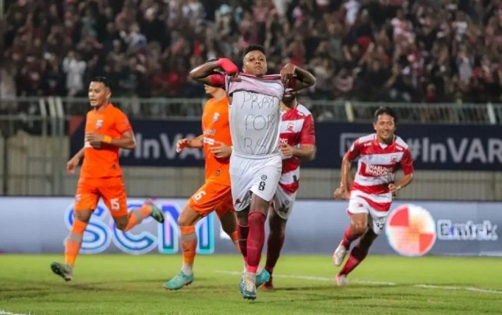 Madura United mengamankan tiket final Liga 1 dengan kemenangan 3-2 atas Borneo FC.