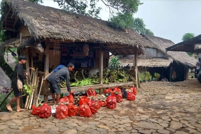 Pada Jumat malam, warga Badui di pedalaman Kabupaten Lebak, Provinsi Banten, naik ke gunung untuk mengikuti upacara tradisi Seba.