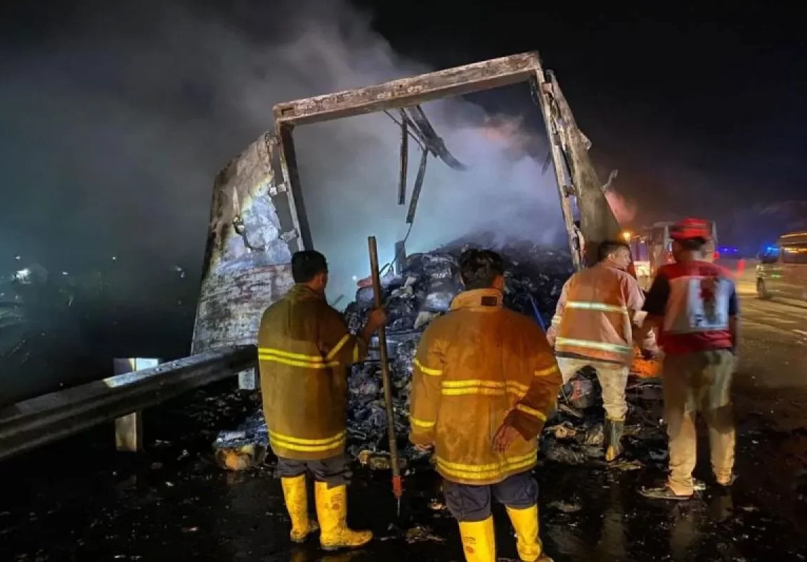 Polisi Pemalang Menyelamatkan Truk Ekspedisi yang Terbakar di Tol Pemalang.