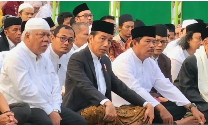 Di Lapangan Simpanglima, Kota Semarang, Jawa Tengah, Senin pagi, Presiden Joko Widodo melakukan Shalat Idul Adha 1554 Hijriah.