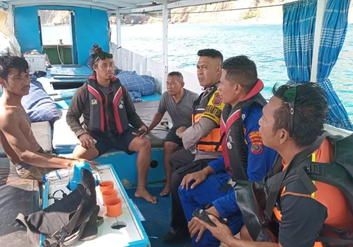 Nakhoda Kapal Wisatawan  Terjatuh ke Laut , 12 Wisatawan Selamat .