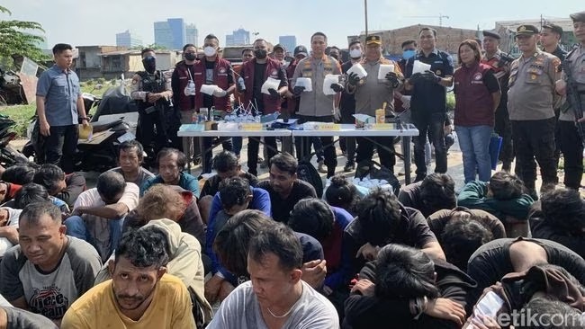 42 orang yang positif narkoba tersebut dibawa ke Mapolres Metro Jakarta Barat .