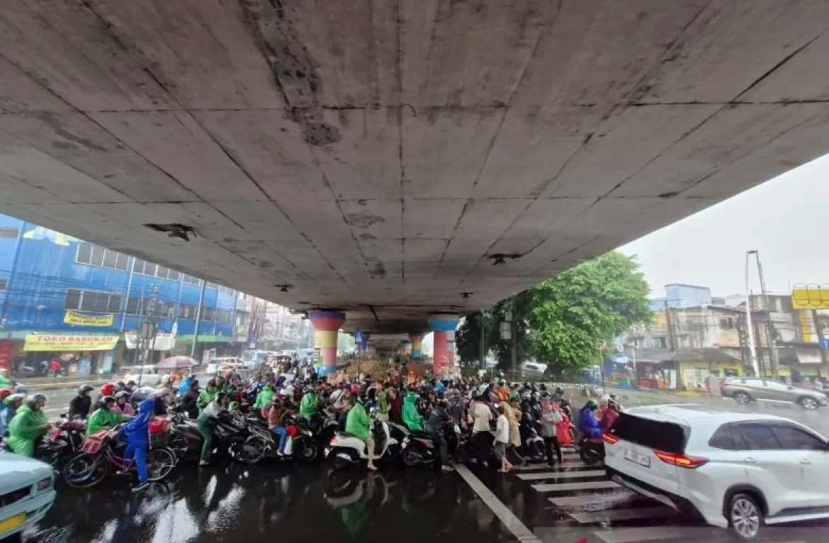 Senin malam diperkirakan ,  sebagian besar wilayah Jakarta terkena hujan.