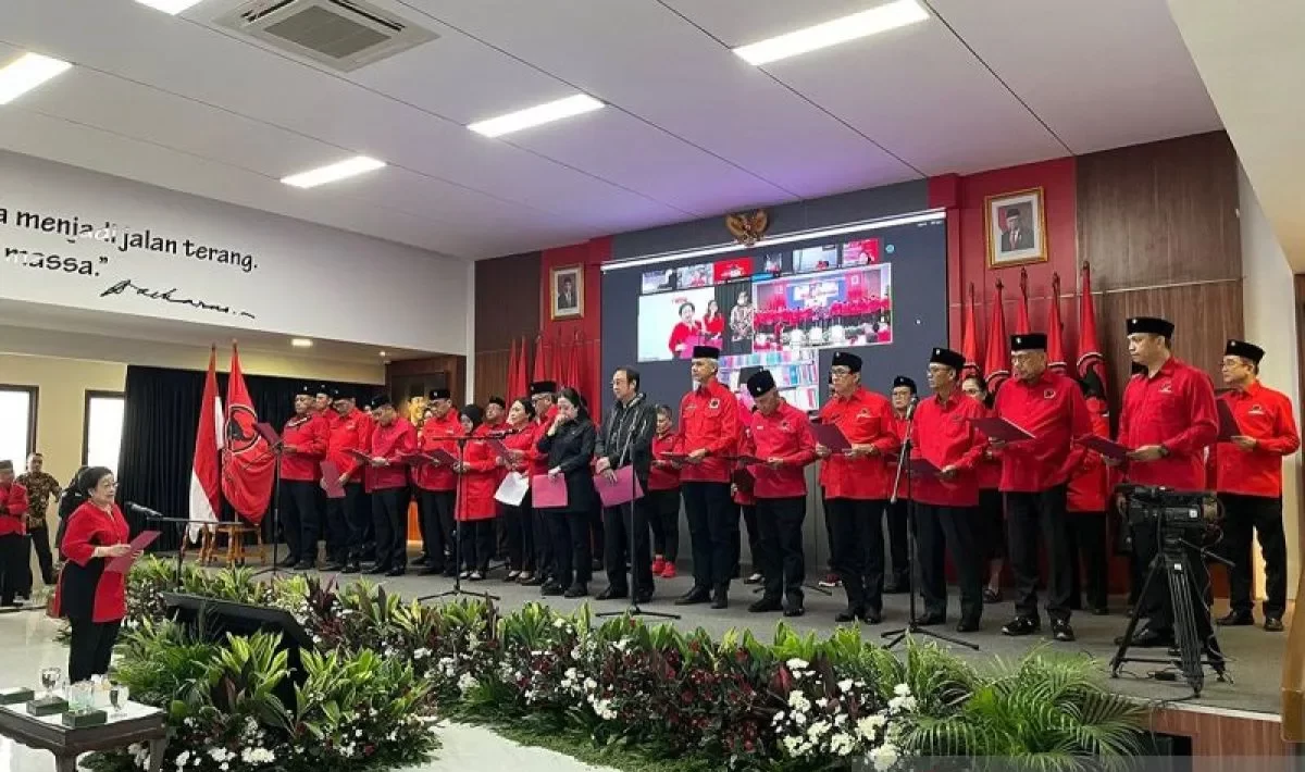 Ganjar dan Ahok dilantik sebagai pengurus DPP PDI Perjuangan oleh Megawati .