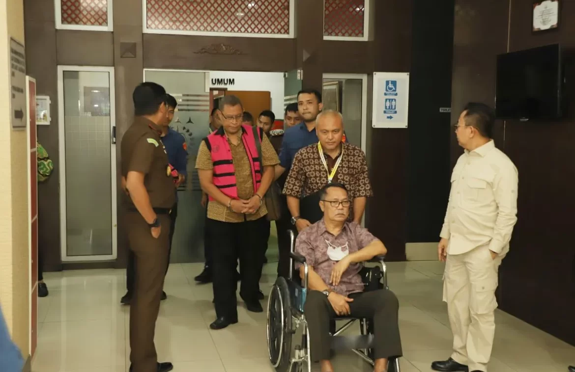 Tiga tersangka korupsi timah Oknum Pejabat ESDM diserahkan  ke Kejari Jaksel oleh Kejagung.