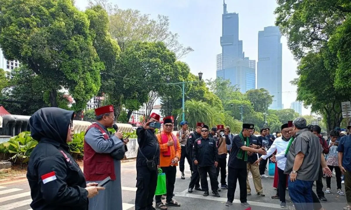 Habis Jum'at Massa Poros Jakarta Demo di KPU Jakarta .