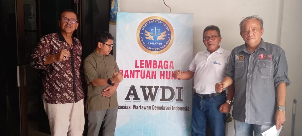 Kang bejo Ketua DPW AWDI bersama Sekjend AWDI Balham wadja dan Ketum LBH Madju SH