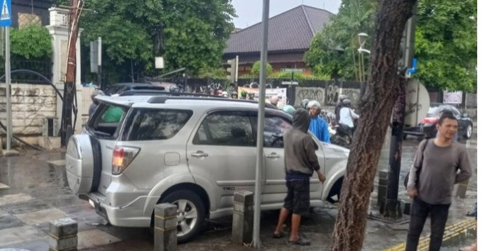 Ternyata Bocil bawa kabur Mobil  milik tetangga , Akhirnya Tabrakan