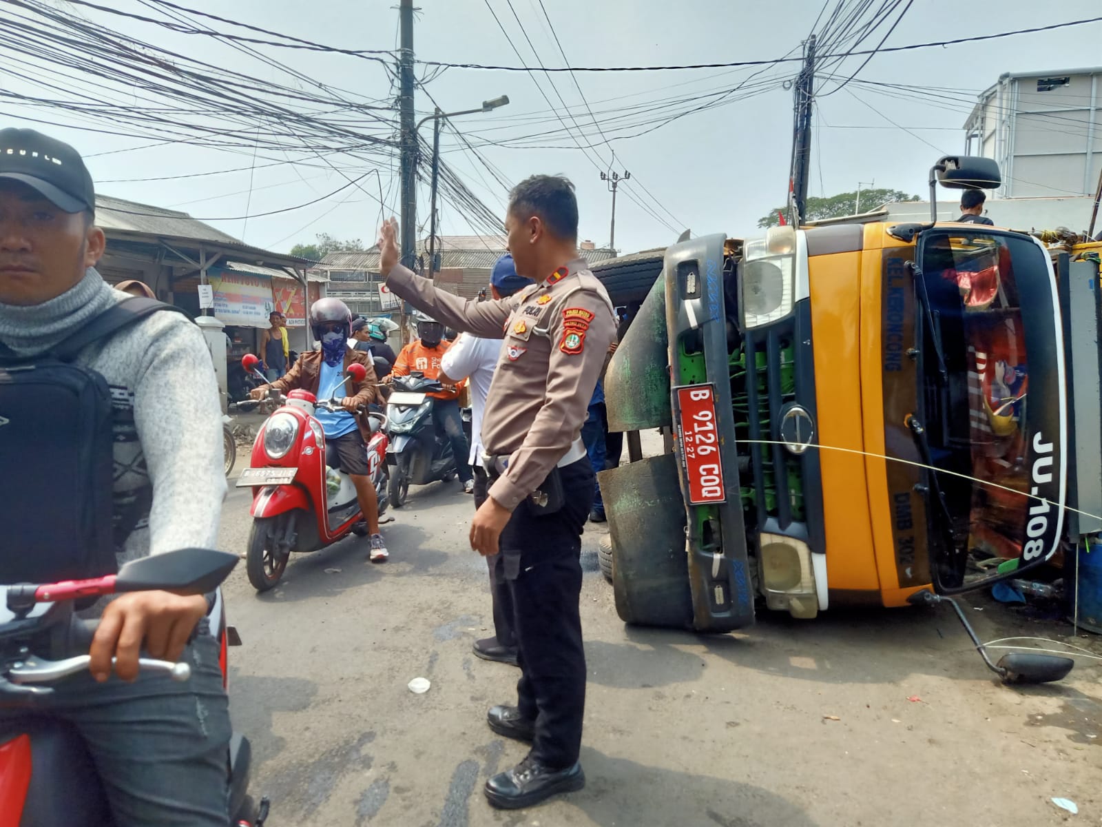 Truk Sampah Guling , warga Cepat kasih informasi ke Polsek Neglasari.