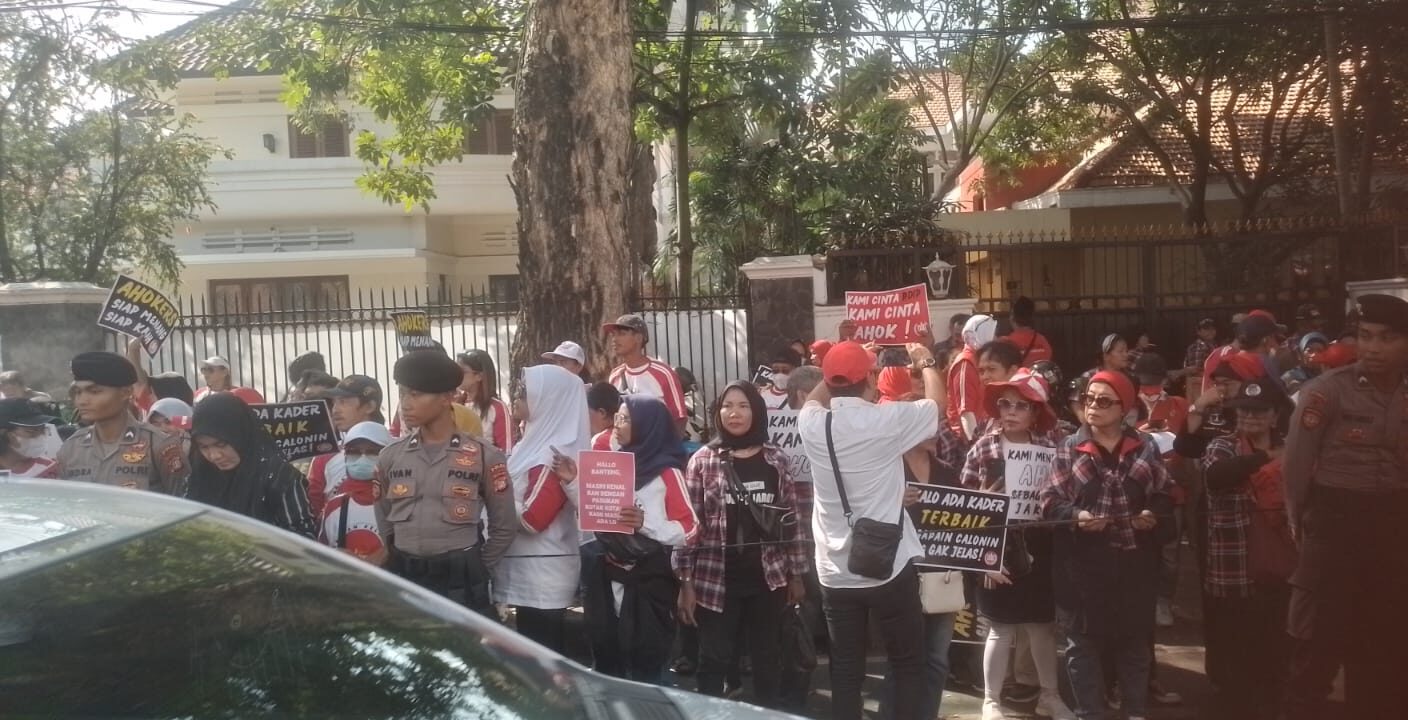 Mungkihkan Anies Baswedan Menggeser Ahok dari Pencalonan Pilkada DKI , Emak - emak Demo !