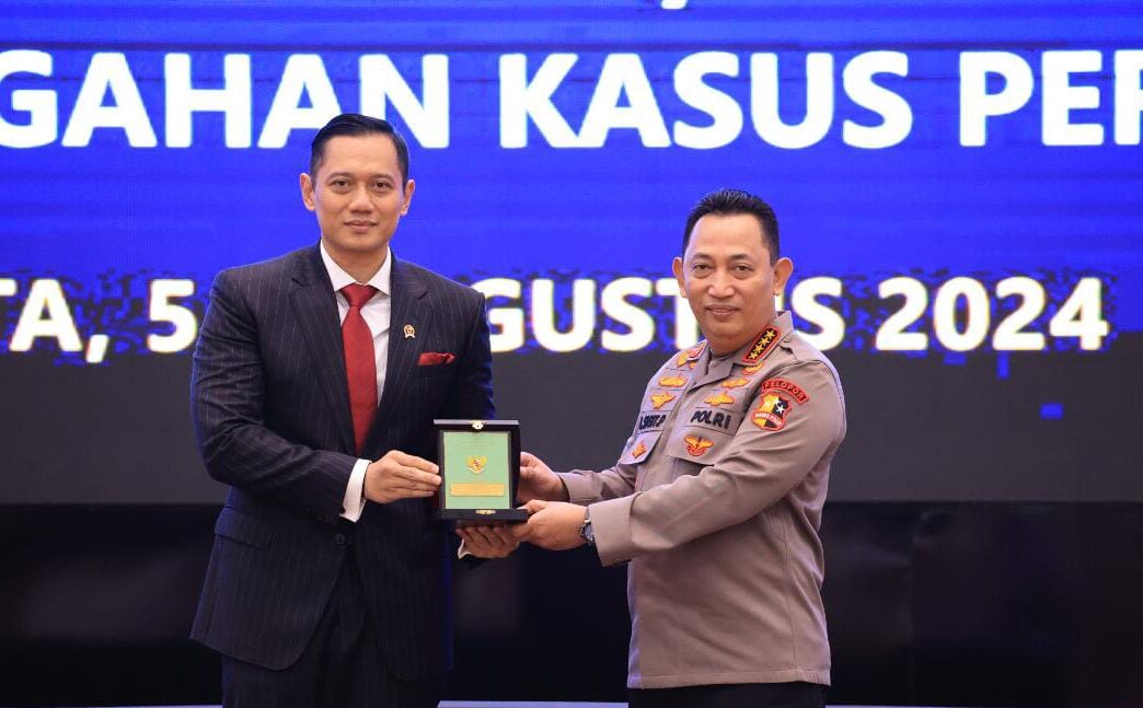 Polisi dan Menteri ATR/BPN Meningkatkan Kerja Sama untuk Memerangi Mafia Tanah .