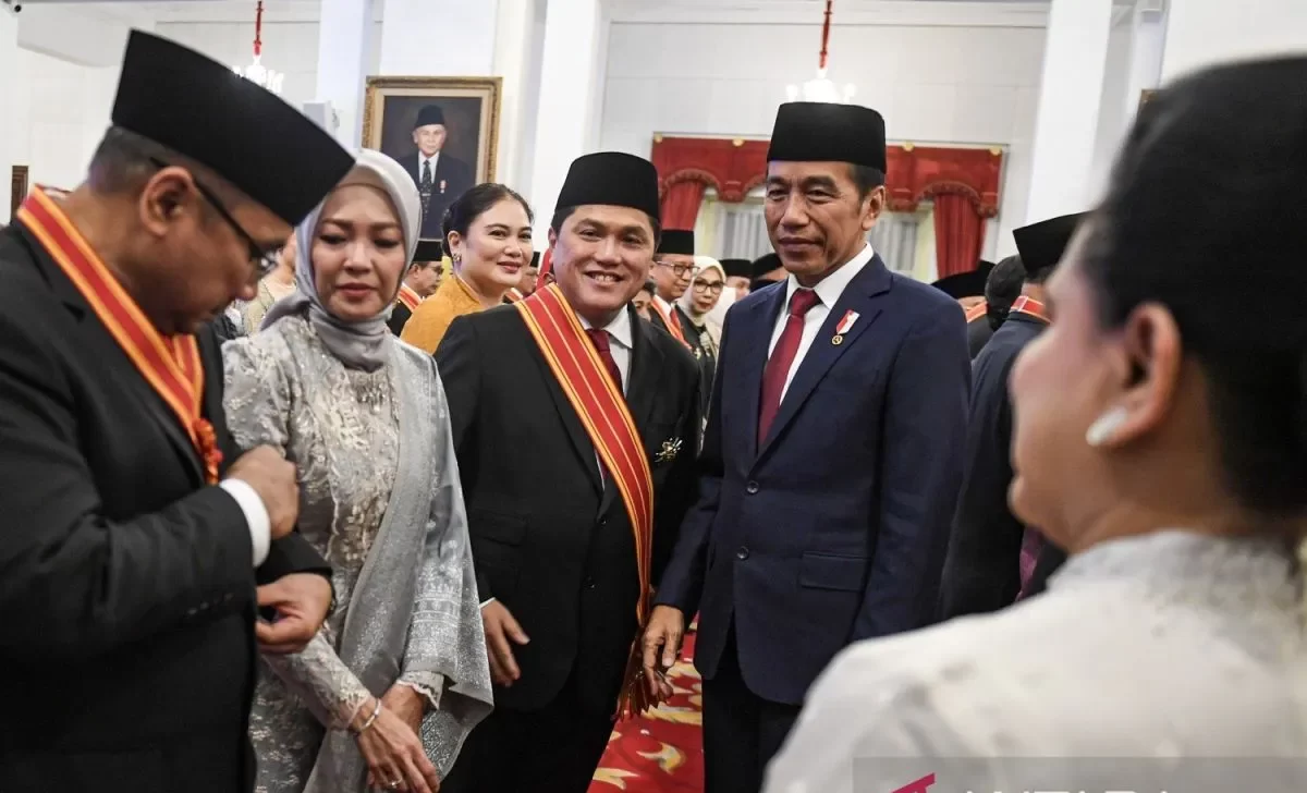 Presiden bagi-bagi gelar  penghargaan kepada 64 individu, termasuk  Erick Thohir.  Surya Paloh, Prabowo Subianto, Anies kok Gak ? .
