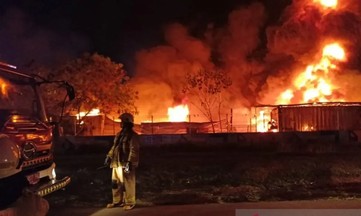 Kebakaran hebat Di pangkalan truk di Cakung, Jakarta Timur.